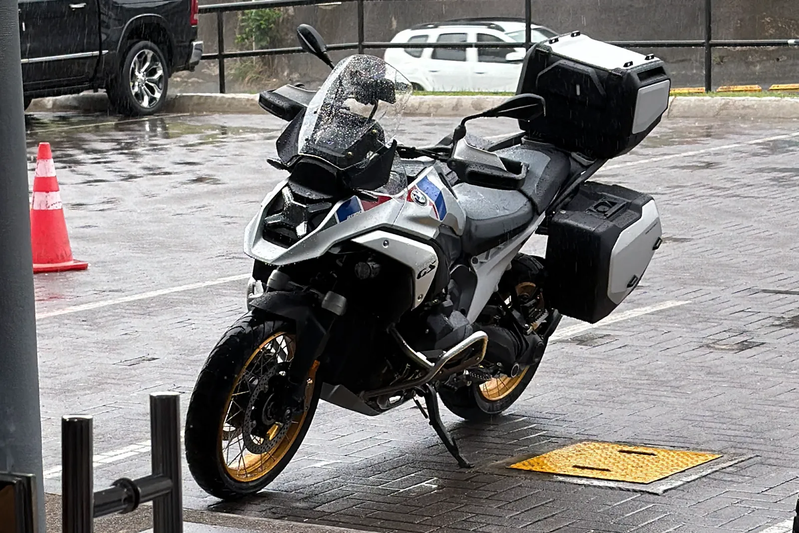 Yeison riding his BMW R 1300 GS ASA on a rainy day in Costa Rica